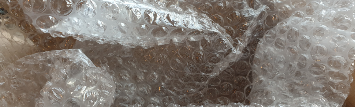 Avantajele oferite de folia cu bule magazinelor online: protectia bunurilor si impact pozitiv asupra profitabilitatii